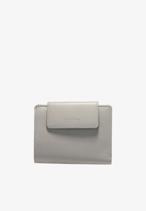 Cartera de cuero gris claro con cierre de solapa cosida, con la palabra "MAÎTRE" en relieve en el centro del frente.