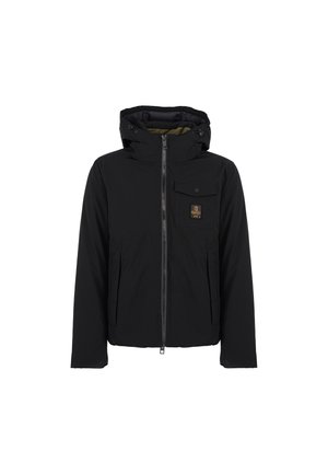 Chaqueta negra aislante con capucha, que cuenta con un zipper frontal, dos bolsillos laterales y un bolsillo en el pecho con tapa de botón. Textura de tela suave.