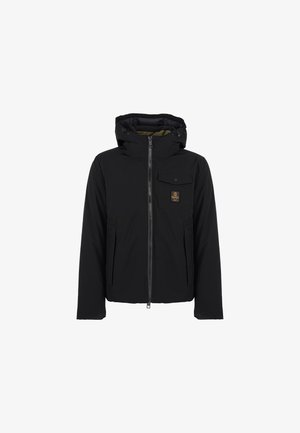 Giacca nera isolante con cappuccio, dotata di zip frontale, due tasche laterali e una tasca sul petto con patta a bottone. Tessuto dalla superficie liscia.