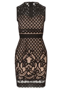 Robe en dentelle noire sans manches, présentant des motifs floraux complexes, une doublure couleur nude et une silhouette ajustée avec un ourlet festonné.