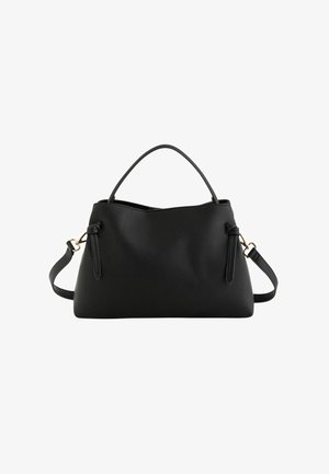 Bolso de cuero negro con un asa superior única y correa ajustable para el hombro, textura suave y herrajes mínimos en tono dorado sobre un fondo blanco.
