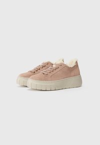 Sneaker in suede rosa chiaro con interno texturizzato crema, dotate di una spessa suola beige e design classico con lacci.