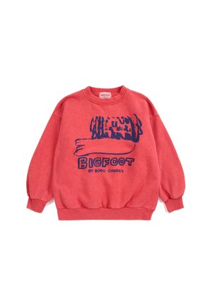Sweat-shirt rouge à manches longues avec un motif abstrait bleu marine sur le bras et le texte "BIGFOOT by BOBO CHOSES" sur le devant.