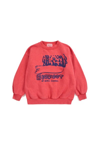 Sweat-shirt rouge à manches longues avec un motif abstrait bleu marine sur le bras et le texte "BIGFOOT by BOBO CHOSES" sur le devant.