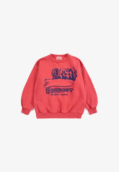 Sweat-shirt rouge à manches longues avec un motif abstrait bleu marine sur le bras et le texte "BIGFOOT by BOBO CHOSES" sur le devant.