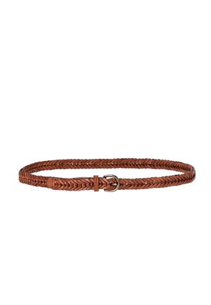 Cintura in pelle intrecciata marrone con una piccola fibbia d'argento, posata in piano su uno sfondo bianco.