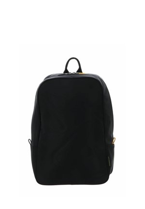Sac à dos noir en matière lisse, de forme rectangulaire, avec une poignée supérieure et des poches latérales. Fermeture zippée avec un détail accentué jaune.