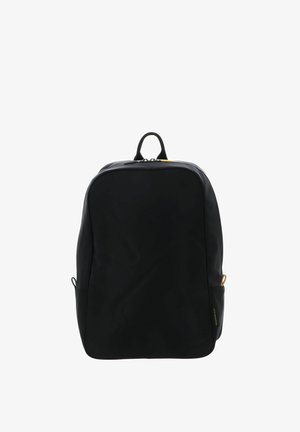 Sac à dos noir en matière lisse, de forme rectangulaire, avec une poignée supérieure et des poches latérales. Fermeture zippée avec un détail accentué jaune.
