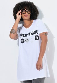 Bílé tričko s výstřihem do V s černým a kovově stříbrným nápisem "EVERYTHING GOOD" a usměvavými obličeji; volný střih, krátké rukávy, hladká textura.