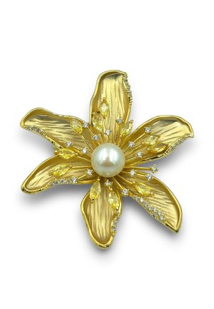 Spilla floreale in oro con petali lavorati, gemme gialle e bianche, e una grande perla centrale.