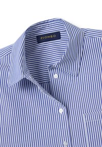 Gestreiftes blau-weißes Hemd mit Button-Down-Kragen, ausgestattet mit einer Brusttasche und weißen Knöpfen. Das Etikett trägt die Aufschrift "PIOMBO."