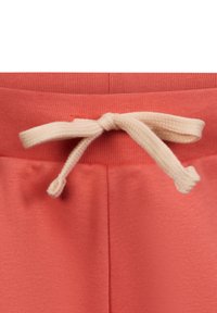 Koraalrode trekkoordbroeken van een zachte, textuurstof, met een beige katoenen trekkoord en een elastische tailleband.