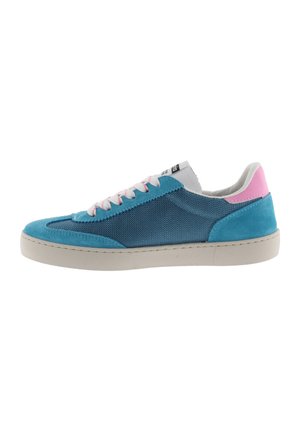 Zapatillas de ante azul y malla con acentos en rosa, cordones blancos y una suela de goma beige. Presenta un diseño elegante con materiales texturizados.