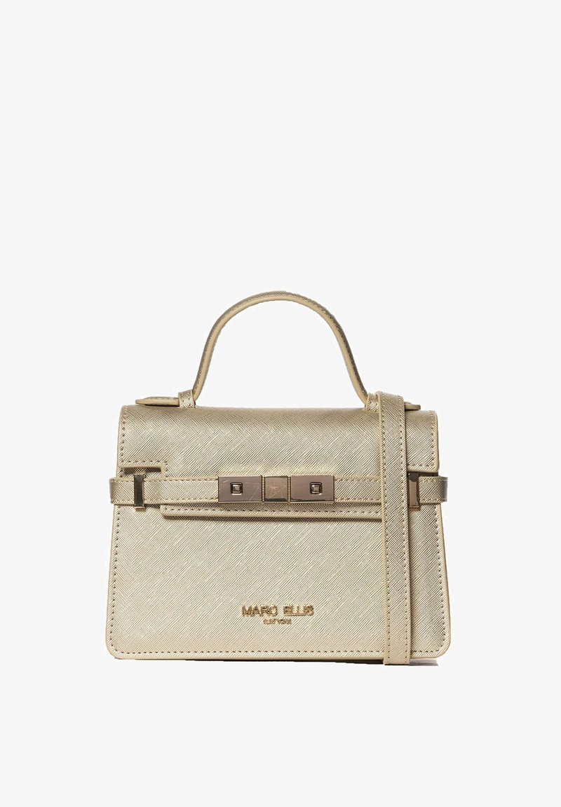 Petit sac à main en or avec une finition texturée, une poignée supérieure et une bandoulière ajustable. Présente une forme rectangulaire et des accents en métal.