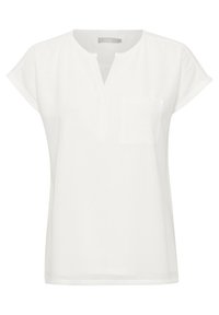 Biała bluzka z krótkim rękawem z dekoltem w kształcie litery V, mała kieszonka z przodu i luźny krój. Materiał wydaje się lekki i gładki.
