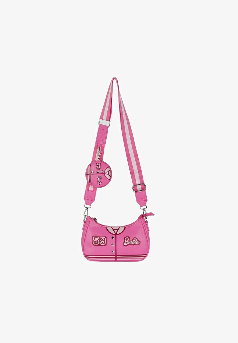 Bolso de imitación de cuero rosa con forma curvada, con la marca "Barbie" y el número "59", correa ajustable de rayas y tirador de cremallera redondo.