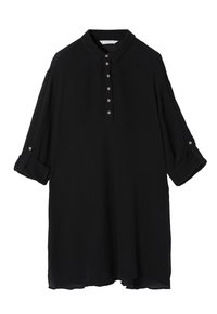 Camicia nera con bottone in tessuto leggero, caratterizzata da un colletto, maniche lunghe con risvolti e sei bottoni marroni lungo la parte anteriore.