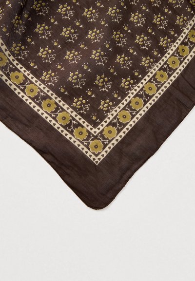 Καφέ φουλάρι με λουλουδάτο μοτίβο σε απαλό κίτρινο. Περιμετρικό με εκρού μπορντούρα που έχει μεγαλύτερα λουλούδια και μικρές καρδιές. Μαλακό, ελαφρύ ύφασμα.