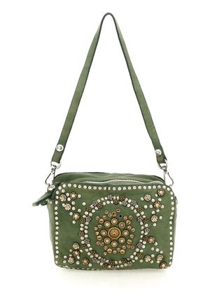 Borsa a tracolla in pelle verde con decorazioni di borchie circolari in oro, argento e bronzo disposte in motivi floreali e geometrici.