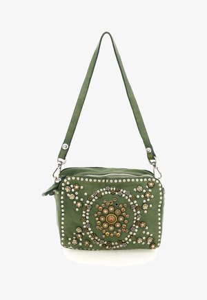 Borsa a tracolla in pelle verde con decorazioni di borchie circolari in oro, argento e bronzo disposte in motivi floreali e geometrici.
