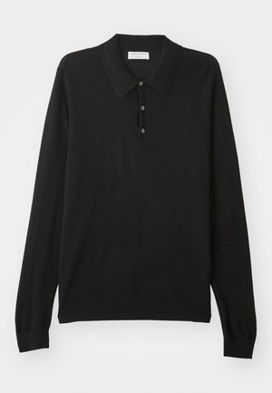 Schwarzes Langarm-Polohemd mit drei Knöpfen und Kragen, aus einem weichen Strickstoff gefertigt.