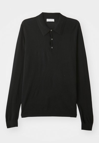 Schwarzes Langarm-Polohemd mit drei Knöpfen und Kragen, aus einem weichen Strickstoff gefertigt.