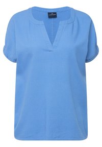 Top azzurro chiaro a maniche corte realizzato in tessuto morbido, con scollo a V e maniche arrotolate, dal taglio rilassato e senza motivi visibili.