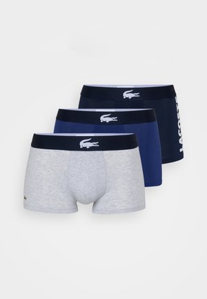 Três pares de boxers masculinos: cinza claro, azul-marinho e azul-escuro. Cada um apresenta uma cintura com marca e um ajuste justo.