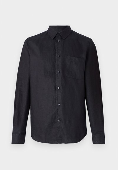 Chemise noire à manches longues en tissu texturé, avec un devant à boutons, un col classique et une poche plaquée sur la poitrine gauche.