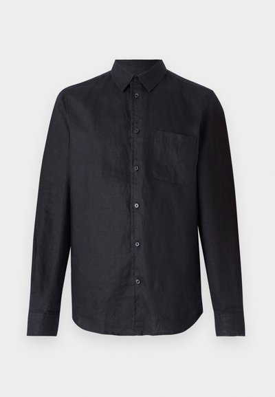 Chemise noire à manches longues en tissu texturé, avec un devant à boutons, un col classique et une poche plaquée sur la poitrine gauche.