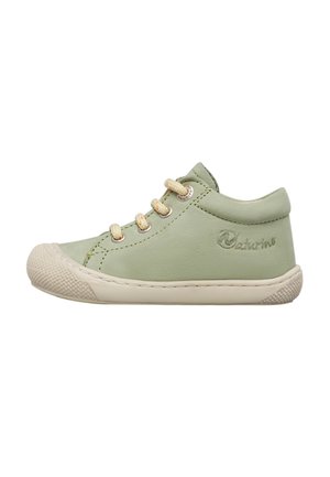 Sneaker verde chiaro per bambini piccoli con suola in gomma beige, lacci beige e logo ricamato sul lato, mostrato in vista profilo.