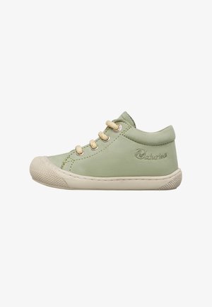 Sneaker verde chiaro per bambini piccoli con suola in gomma beige, lacci beige e logo ricamato sul lato, mostrato in vista profilo.