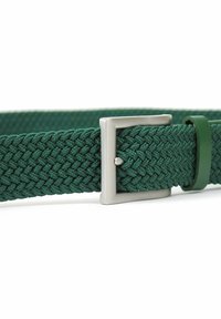 Cintura di tessuto intrecciato verde con fibbia in metallo argento e un accento in pelle verde. Il motivo dell'intreccio è visibile su tutta la cintura.