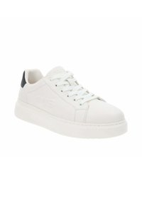 Sneaker bianca in pelle con superficie texturizzata, chiusura con lacci, punta arrotondata e accentuazione nera sul tallone. Presenta dettagli cuciti sulla suola.