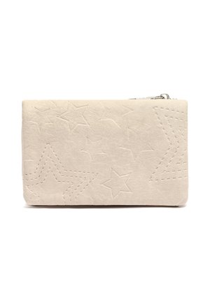 Clutch rectangular beige con patrones de estrellas en relieve y una cremallera plateada en la parte superior, sobre un fondo blanco.