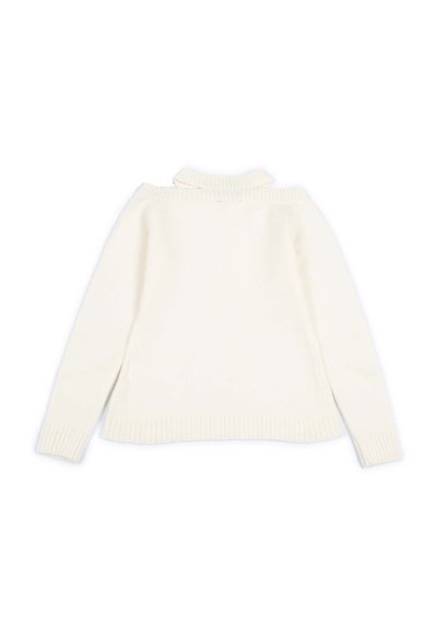 Maglione in maglia crema con colletto alto, polsini e orlo a costine. Presenta una vestibilità ampia con spacchi laterali per un maggiore movimento.