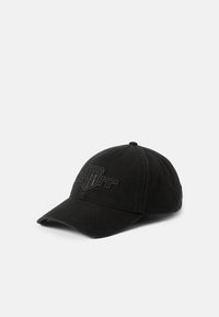 Cappellino da baseball nero con visiera curva. Presenta un logo ricamato sul davanti, corona strutturata e materiale in tessuto.