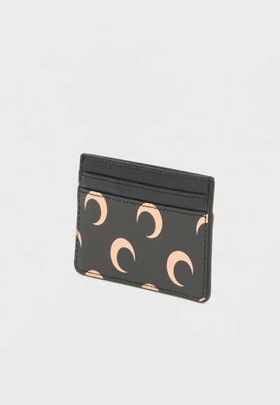 Čierny držiak na karty s textúrovaným povrchom, zdobený ružovým vzorom polmesiaca. Obsahuje priehradky na karty a elegantný dizajn.