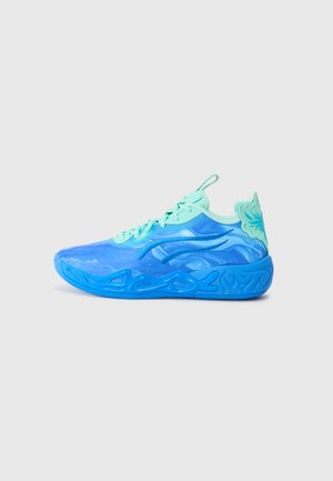 Chaussure de sport bleue avec une tige synthétique texturée, des lacets turquoise et des accents visuels. Dispose d'une semelle en caoutchouc sculptée pour une meilleure adhérence.