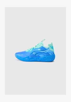Chaussure de sport bleue avec une tige synthétique texturée, des lacets turquoise et des accents visuels. Dispose d'une semelle en caoutchouc sculptée pour une meilleure adhérence.