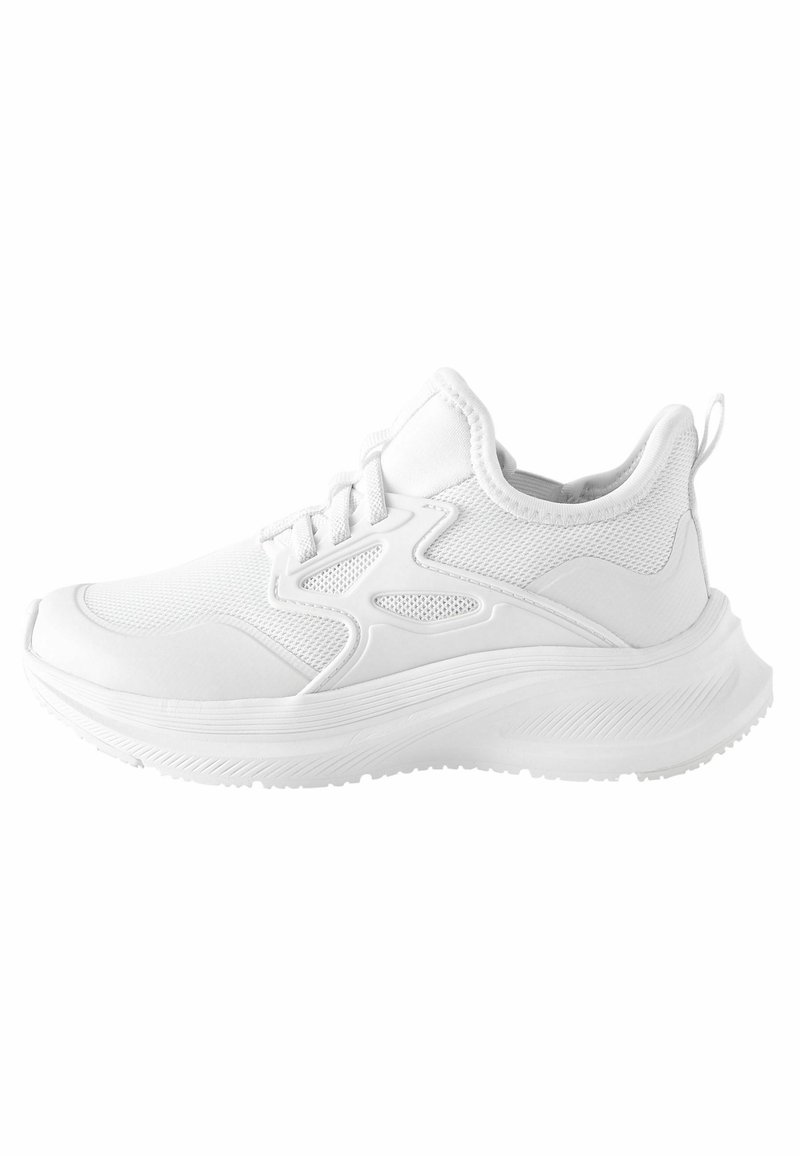 Weiße Sneakers aus atmungsaktivem Mesh-Obermaterial, mit strukturierten Akzenten, gepolsterter Sohle und einem Zugband an der Ferse für einfaches An- und Ausziehen.