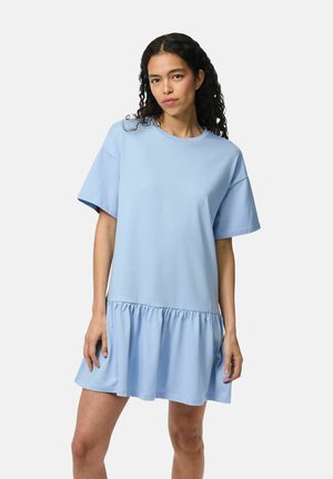 Robe en coton bleu clair avec un décolleté rond, des manches courtes et un ourlet à volants. Texture douce, coupe ample et design minimaliste.