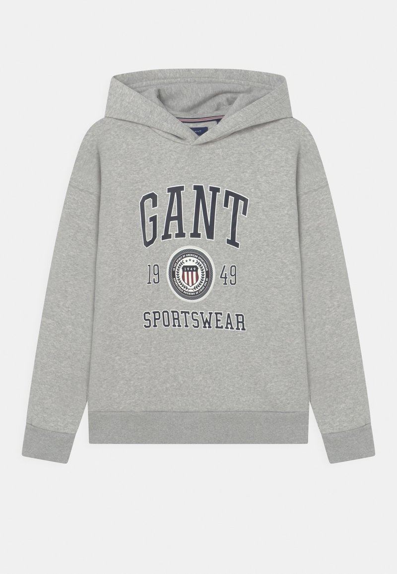 Sweat à capuche gris avec une impression frontale indiquant "GANT SPORTSWEAR", comprenant un logo circulaire, une finition texturée et un design classique à capuche.