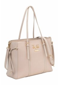 Borsa a tracolla in similpelle beige con doppi manici superiori, tracolla removibile, hardware color oro e dettaglio del logo in rilievo sul fronte.