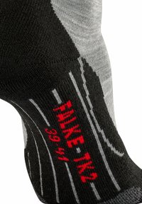 Calcetín negro y gris con rayas grises, tejido texturizado, talón reforzado y texto rojo que indica la marca y el tamaño (39-41).