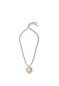 Pendentif en forme de cœur doré avec des rayons de soleil sur un collier en corde marron ajustable, sur fond blanc.