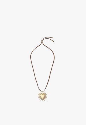 Pendentif en forme de cœur doré avec des rayons de soleil sur un collier en corde marron ajustable, sur fond blanc.