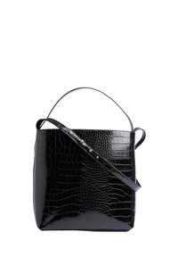 Bolso negro de piel sintética con estampado de cocodrilo, con forma estructurada, textura suave y brillante, y correa para el hombro desmontable. Incluye un asa corta para llevar.