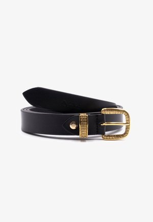 Cintura in pelle nera con fibbia quadrata dorata, con accenti testurizzati e un sistema di chiusura a scatto. Finitura liscia con un design classico.