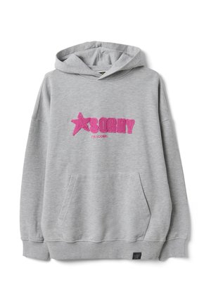 Hellgrauer Kapuzenpullover mit Kängurutasche und pink besticktem Text "SORRY" mit einem Stern und kleinerem "I'M ICONIC" unter dem Text.